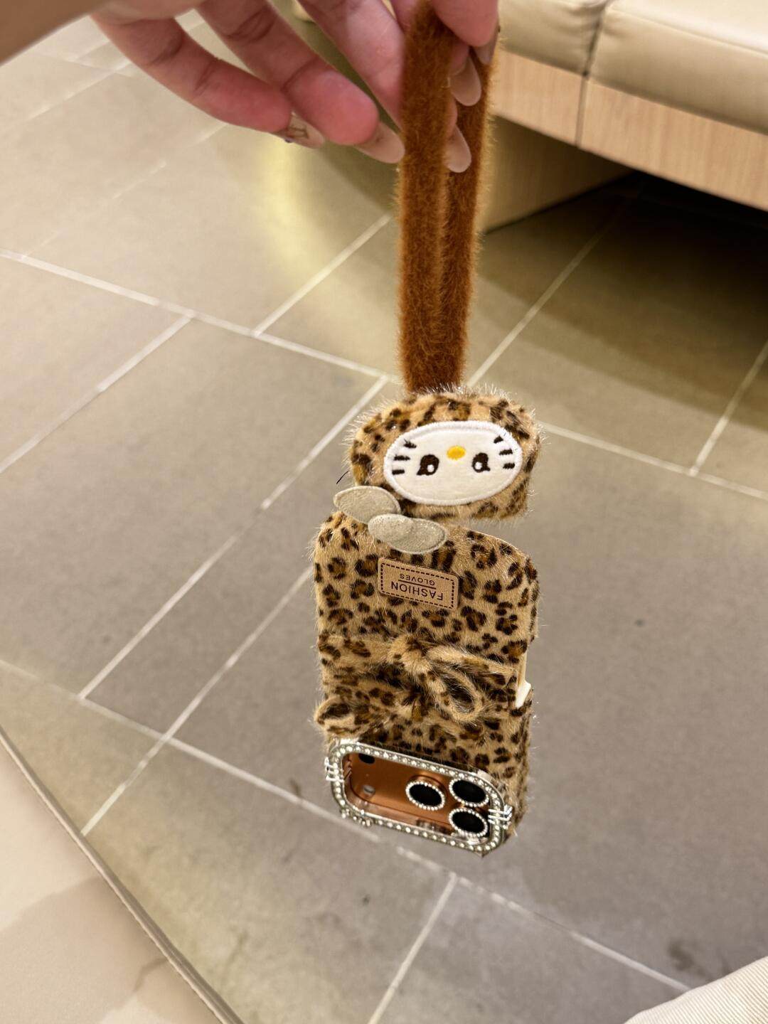 Ameigas Winter Plush Leopard Case - Cozy Faux Fur with Bow Accent & Wristlet Strap